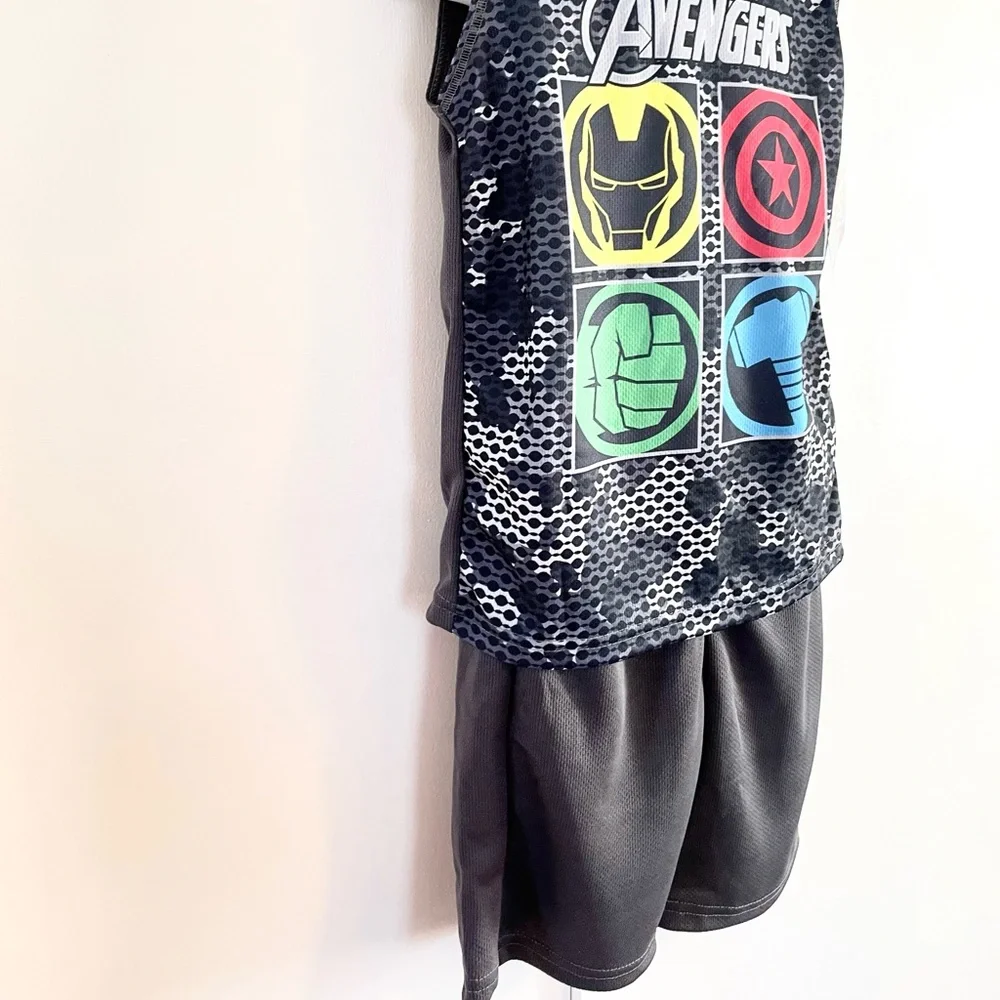 🆕Boy’s Marvel Avengers Shirt/Shorts Set Size 6